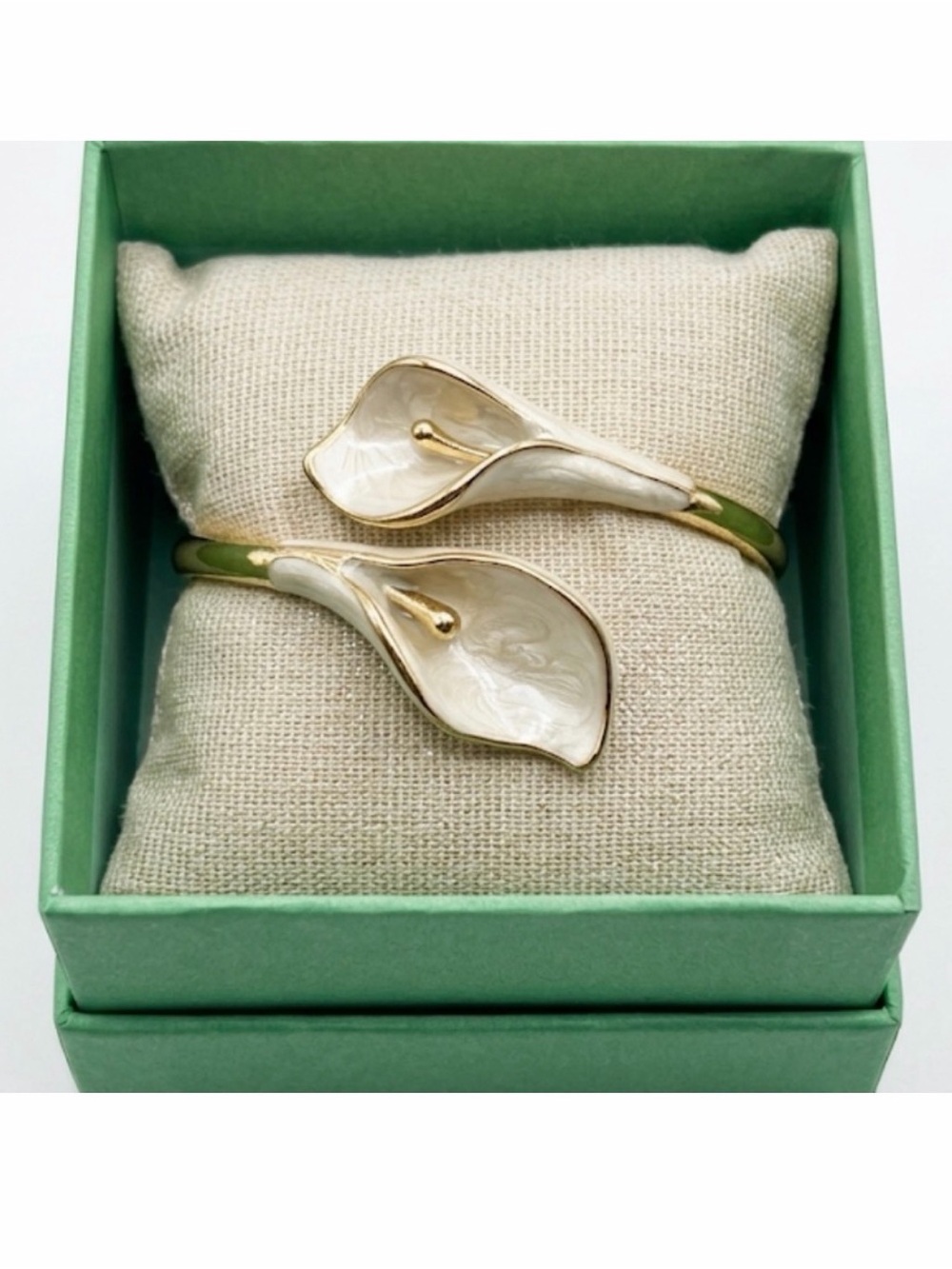 NWT ⚜️🤍⚜️ Piper K Calla Lilly Enamel Bypass Bangle Bracelet
